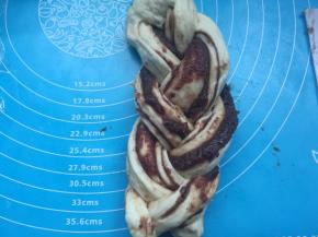 编成三股辫子。