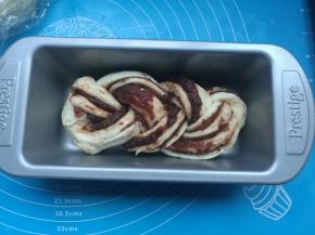 放入土司盒，撒上一些芝麻，其他两个一次做好。