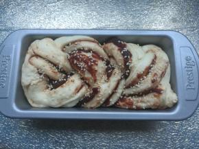 面包批发酵到2-3倍大，取出，烤箱预热上下火180度10分钟。