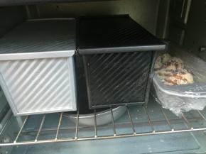 封上保鲜膜放入烤箱进行打次发酵，旁边放一碗热水，增加湿度。