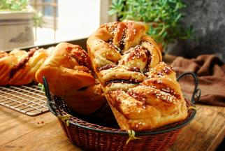 出炉后脱模，晾凉后装保鲜袋密封保存。