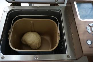 选择和面功能10分钟，静置8分钟后，再和面15分钟。面团和好后，室温下发酵40分钟。（如果室温低的话，就用面包机的发酵功能）