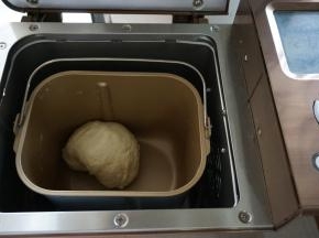 选择和面功能10分钟，静置8分钟后，再和面15分钟。面团和好后，室温下发酵40分钟。（如果室温低的话，就用面包机的发酵功能）