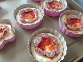 在面包坯码上一圈香肠片