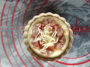 放上马苏里拉奶酪碎