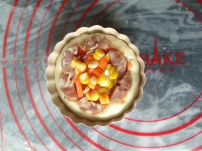 放上玉米粒和胡萝卜粒