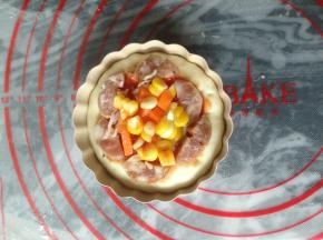 放上玉米粒和胡萝卜粒