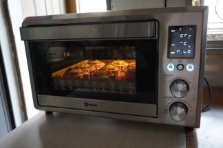 放入提前预热好的东菱K-40C烤箱下层，我直接选择的是03档（上火190度，下火170度），烘烤12分钟。