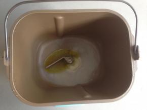 将水、油、盐放入到面包桶里。