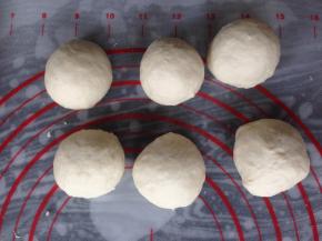 面团发酵好后，排气，分成9等份，滚圆，盖保鲜膜，松驰15分钟。