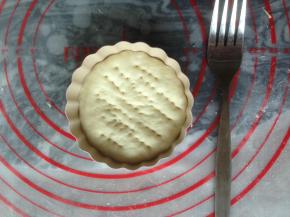 放入法焙客的蛋挞模里，用叉子叉出小孔