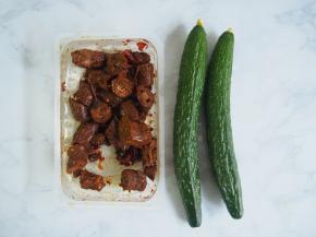 准备好鸭脖和2根黄瓜