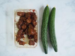 准备好鸭脖和2根黄瓜