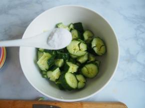 加入一点盐，腌制一会儿让黄瓜入味