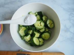 加入一点盐，腌制一会儿让黄瓜入味