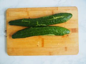 将黄瓜洗净，用刀拍扁