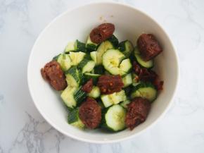 加入鸭脖搅拌均匀