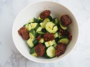 加入鸭脖搅拌均匀