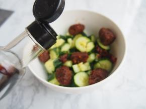 可以适量加入一点醋，不喜欢的可以不用加哦~