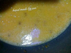 首先蛋清蛋黄分离，牛奶 糖桂花 玉米油一起加入蛋黄，搅拌均匀