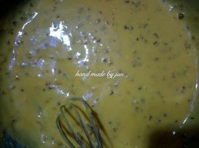 将过筛的低粉加入蛋黄糊里，用手抽Z字法搅打均匀至无干粉状态