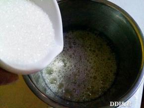 用电动打蛋器低速打发至鱼眼泡，第一次加入人分之一的糖