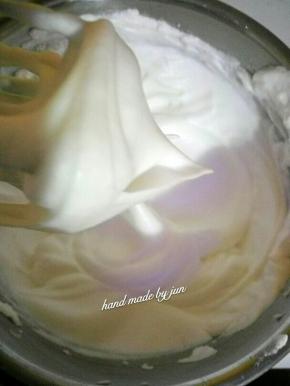 打至硬性发泡，提起打蛋器，打蛋头和容器内的蛋白霜呈现小尖沟状态