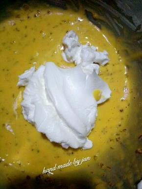 蛋白霜分三次加入蛋黄糊内