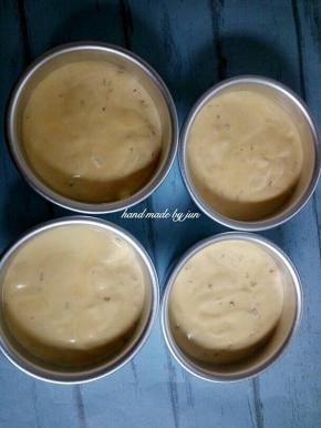 将蛋黄糊倒入模具内，我用的四个四寸戚风模具，记得要震下模具，摔出气泡