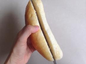 热狗面包从侧面切开，不切断