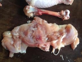 鸡腿去骨，将肉削薄，展开