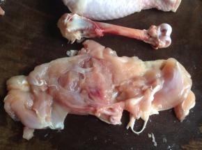 鸡腿去骨，将肉削薄，展开