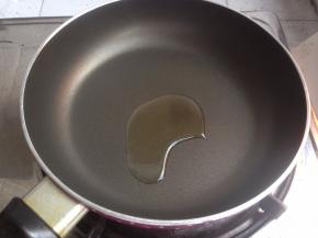 平底锅放油，加热