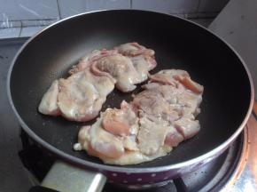两面轮流煎，煎至九成熟时盛起