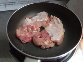 放入鸡腿肉