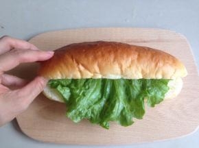 热狗面包里面放入生菜叶（提前用盐水浸泡）
