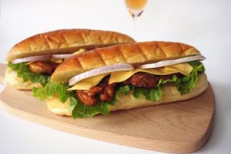 美味的照烧鸡肉三明治做好啦