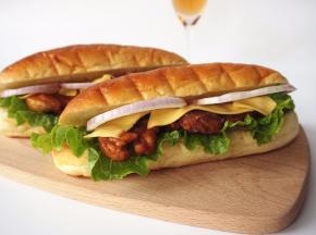 美味的照烧鸡肉三明治做好啦