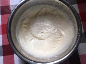 之前冷藏好的淡奶油（淡奶油和fluff棉花糖混合放冷藏备用），垫冰水打发至6分发，即出现纹路但仍可轻微流动状态