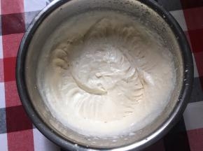 之前冷藏好的淡奶油（淡奶油和fluff棉花糖混合放冷藏备用），垫冰水打发至6分发，即出现纹路但仍可轻微流动状态