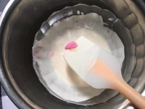 因为做的是草莓味的，所以用粉色巧克力调色