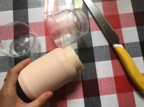 轻轻地用刀子把胶瓶从中间锯开，然后轻转瓶身，完美脱模