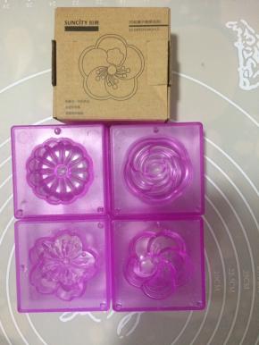 制作月饼之前先把阳晨和果子模具清洗干净晾干水分