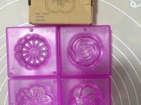 制作月饼之前先把阳晨和果子模具清洗干净晾干水分