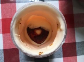 马斯卡彭馅和爱心蛋糕交错倒入瓶子中（我这里放了3块爱心蛋糕，2块、3块都可以，随意就好）