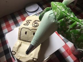 用6齿裱花嘴进行车身裱花……由于天气炎热，奶油化得比较厉害，原本用小6齿裱花的，今天用中号2D6齿，效果也是很赞哦……