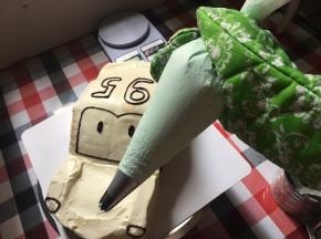 用6齿裱花嘴进行车身裱花……由于天气炎热，奶油化得比较厉害，原本用小6齿裱花的，今天用中号2D6齿，效果也是很赞哦……