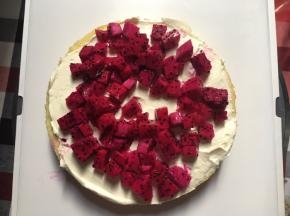 一层蛋糕片，水果奶油层（一层淡奶油，一层水果，再一层淡奶油）夹心