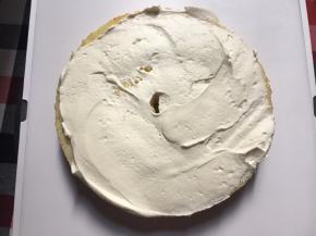 蛋糕切成4片，切好火龙果（预留40g果肉放料理机搅打至烂，做奶油霜调色）淡奶油加细砂糖打发至全发，夹心裱花状态