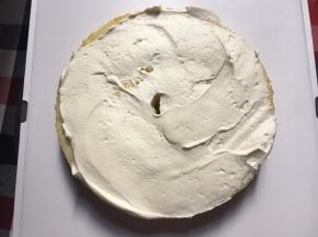 蛋糕切成4片，切好火龙果（预留40g果肉放料理机搅打至烂，做奶油霜调色）淡奶油加细砂糖打发至全发，夹心裱花状态